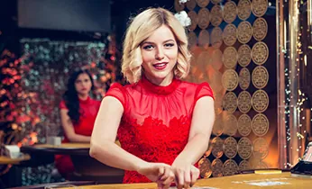 Người chia bài trực tiếp thân thiện tại bàn Live Baccarat của LC79